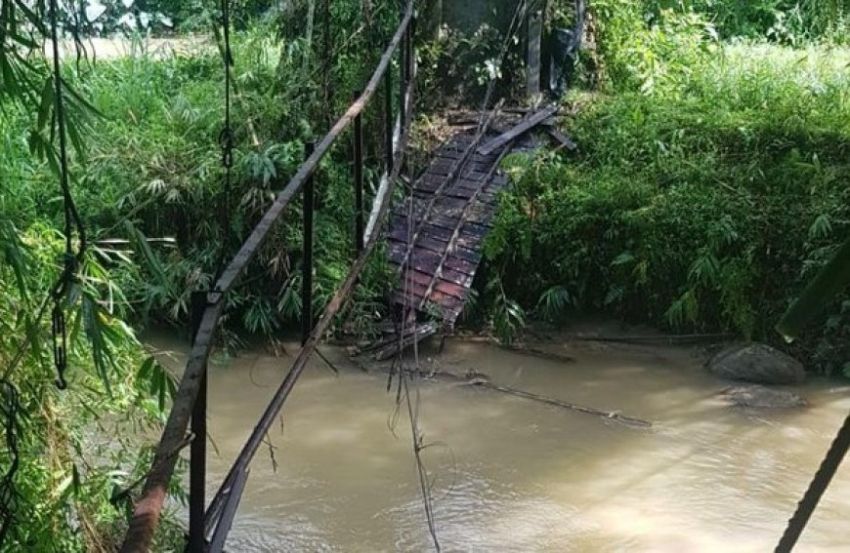 Jembatan Ambruk Saat Nyeberang ke Sekolah, Belasan Murid SD Terjatuh ke Sungai