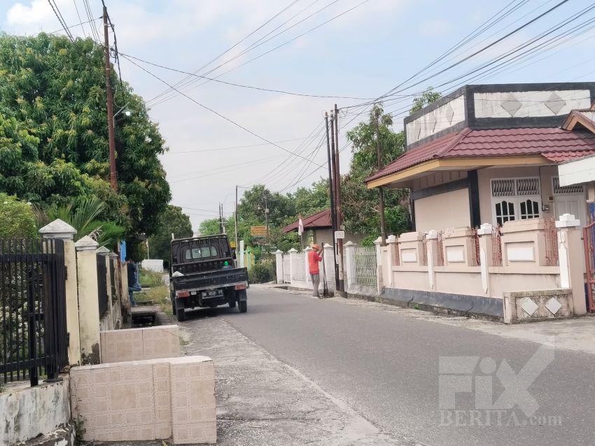 Gawat, Tiang Provider Kembali Ditanam di Jalan Selamat, Teguran DPRD Pekanbaru Tak Diindahkan