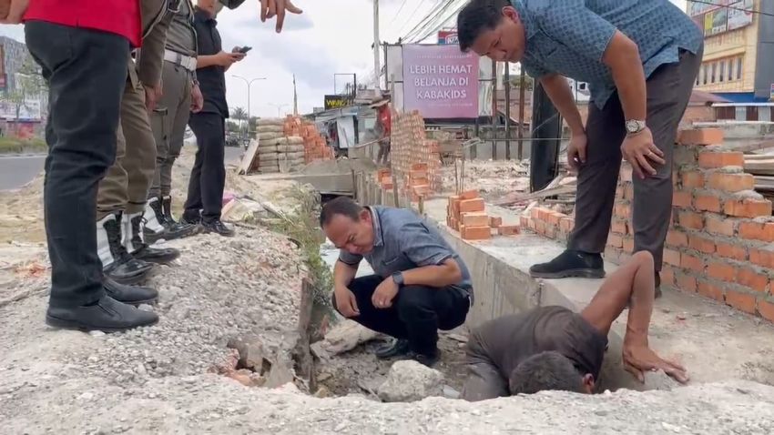 Drainase Menyempit, Anggota DPRD Pekanbaru Syafri Syarif Turun Tangan Tinjau Usaha Kuliner Cobek Merapi
