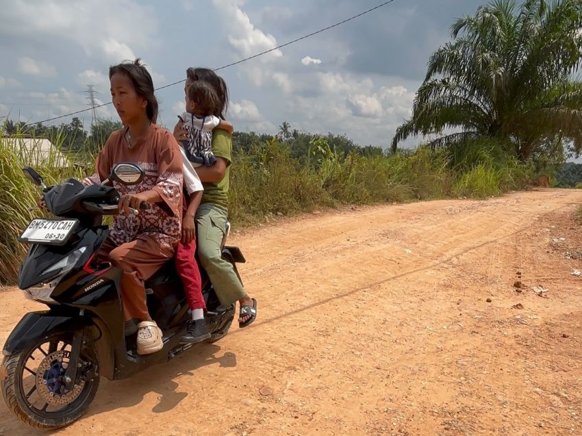 Reses Sovia Septiana di Tuah Negeri, Warga Masih Berjuang Antar Anak Sekolah Lewati Jalan Tanah Dekat Kantor Walikota Pekanbaru
