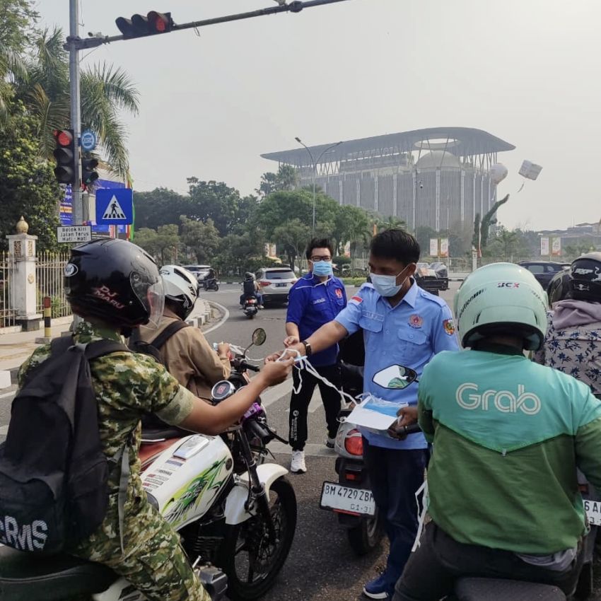 Aksi Peduli Kabut Asap, KONI Pekanbaru Bagi-bagi Masker Gratis